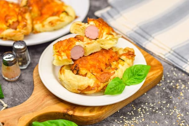 Плетеные из слоеного теста с плавленым сыром