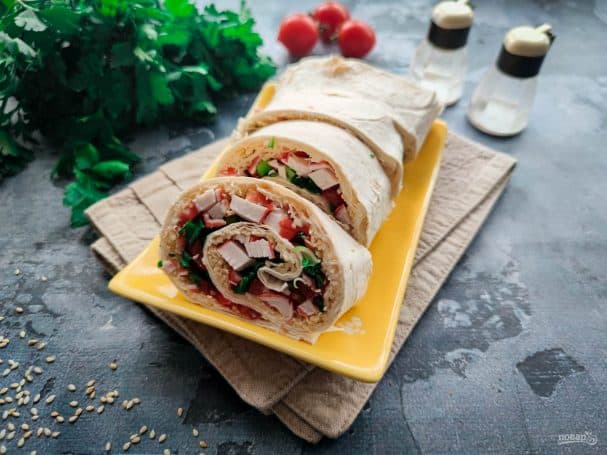 Рулет из лаваша с крабовыми палочками и помидорами