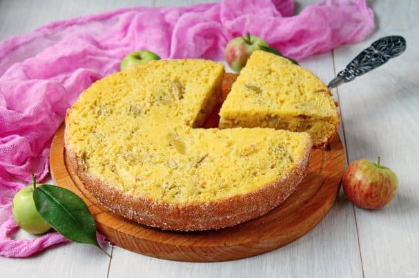 Шарлотка с яблоками на сметане в мультиварке