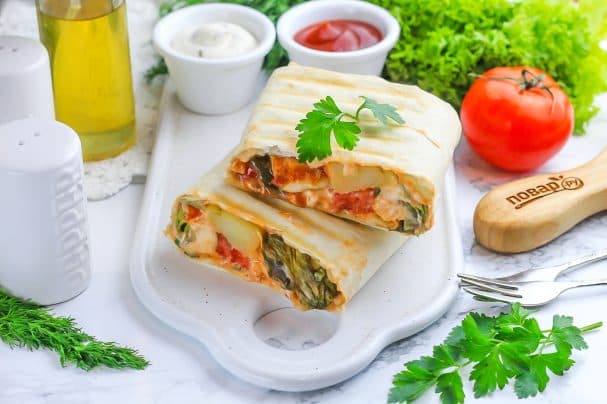 Шаурма с салатом и курицей