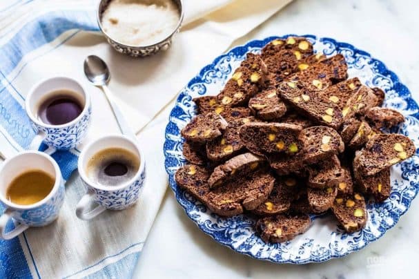 Шоколадные бискотти с клюквой и фисташками