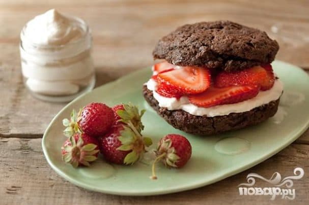 Шоколадные коржики с кремом и клубникой