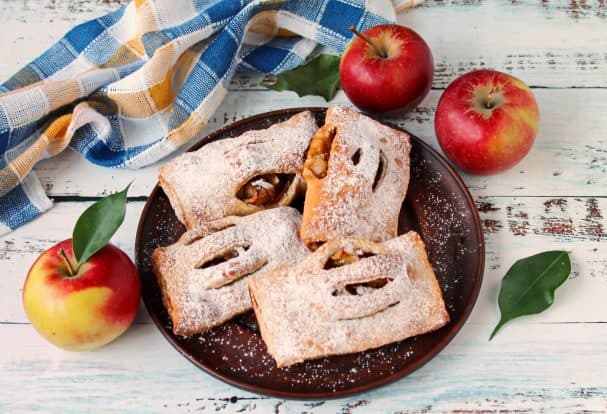 Слойки с карамелизированными яблоками