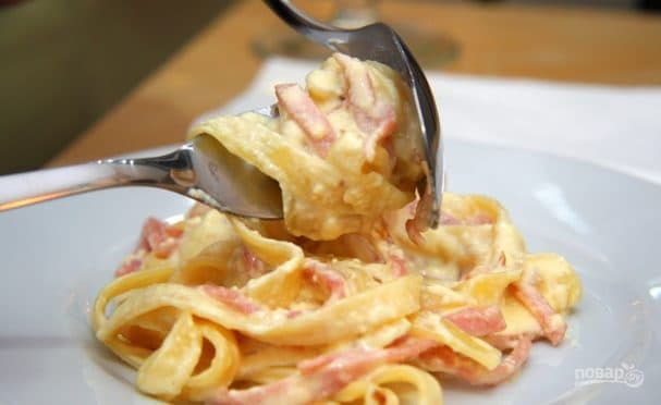 Спагетти карбонара с беконом и сливками