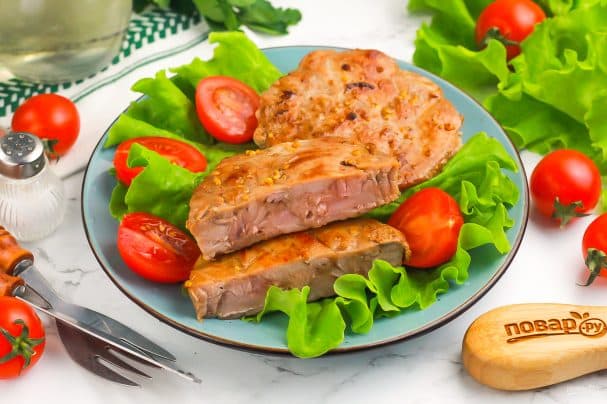 Стейк из тунца на сковороде