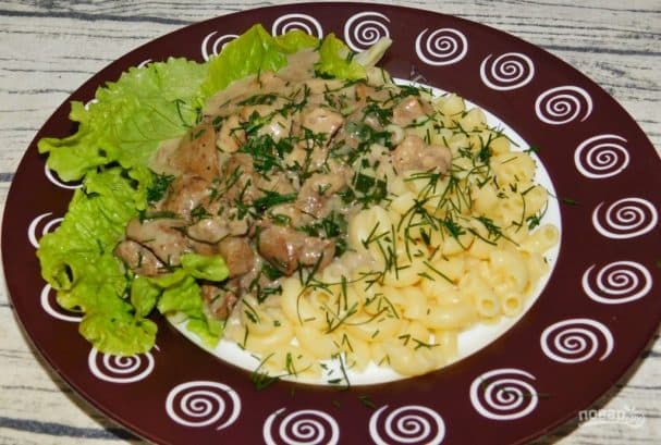 Свинина с куриной печенью, тушенная в вине с зеленым луком