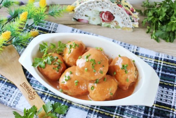 Тефтели в сметанно-томатном соусе в духовке