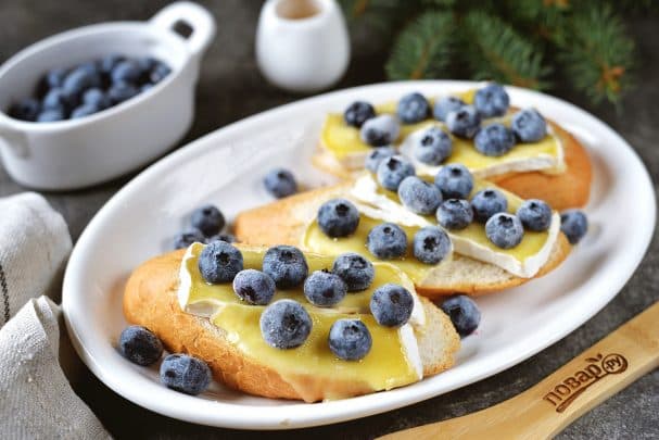 Тост с голубикой и сыром
