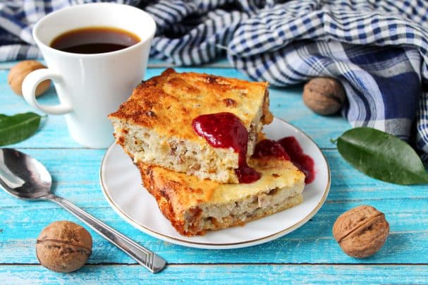 Творожная запеканка с изюмом и грецкими орехами