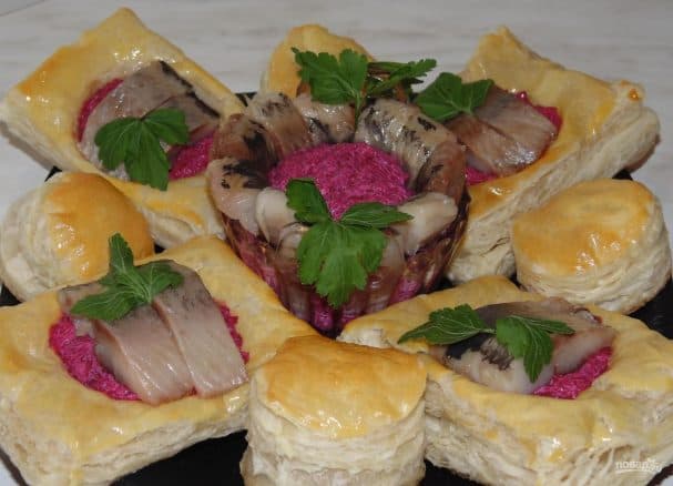 Волованы со свеклой и сельдью