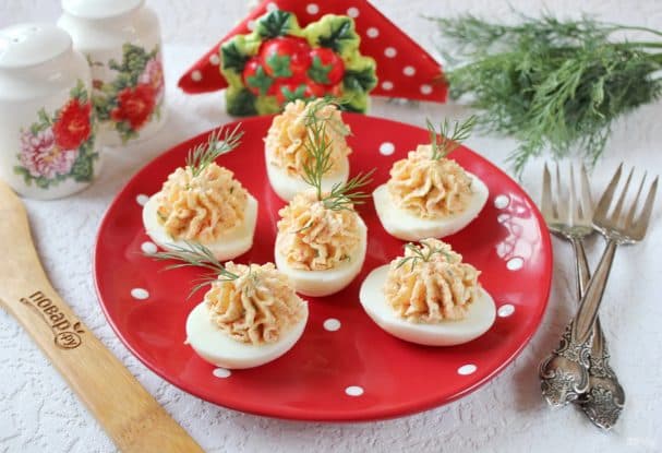 Яйца фаршированные крабовыми палочками и сыром