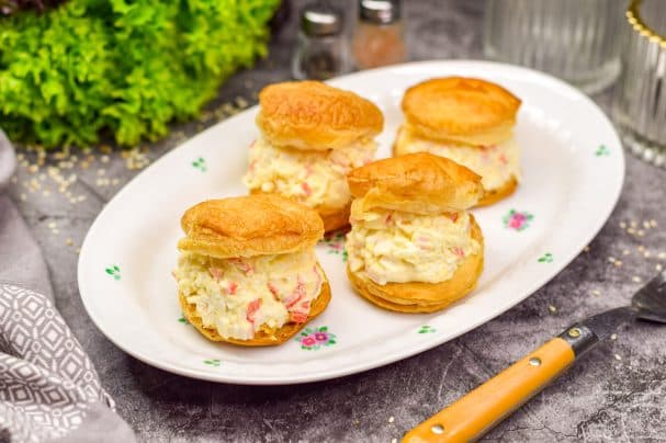 Закуска из слоёного теста с крабовыми палочками